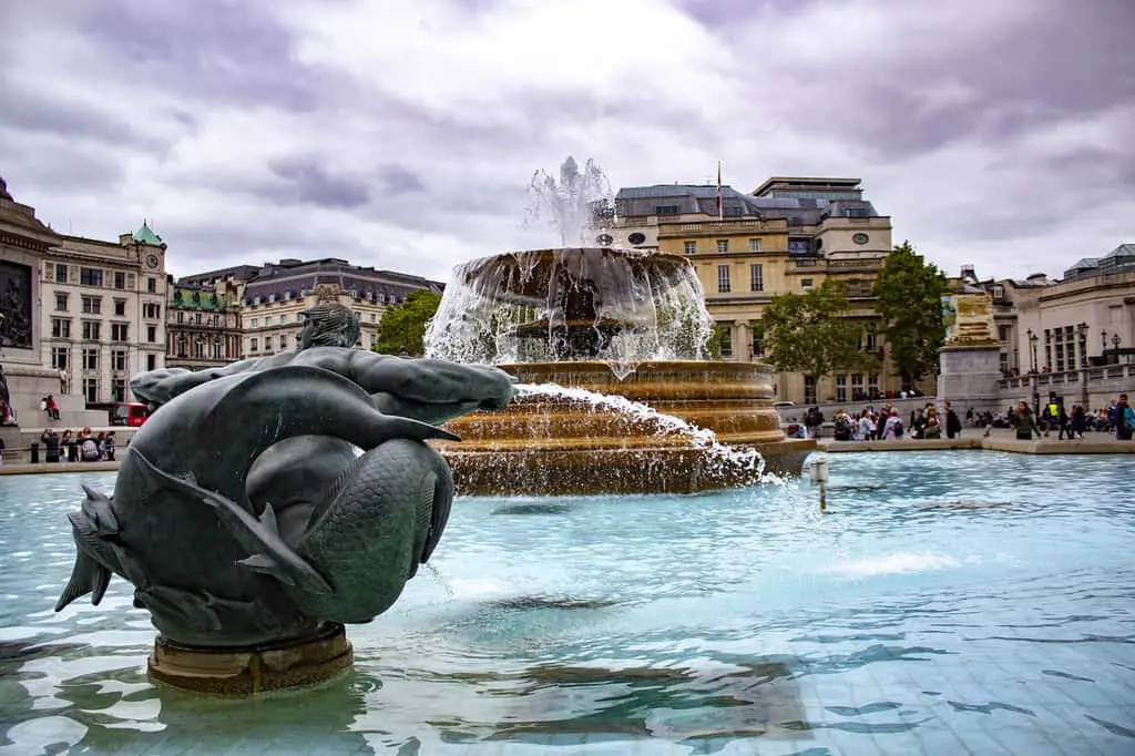 What is Shutter Speed in Photography? Trafalgar square fountains. Water frozen with a fast shutter speed.