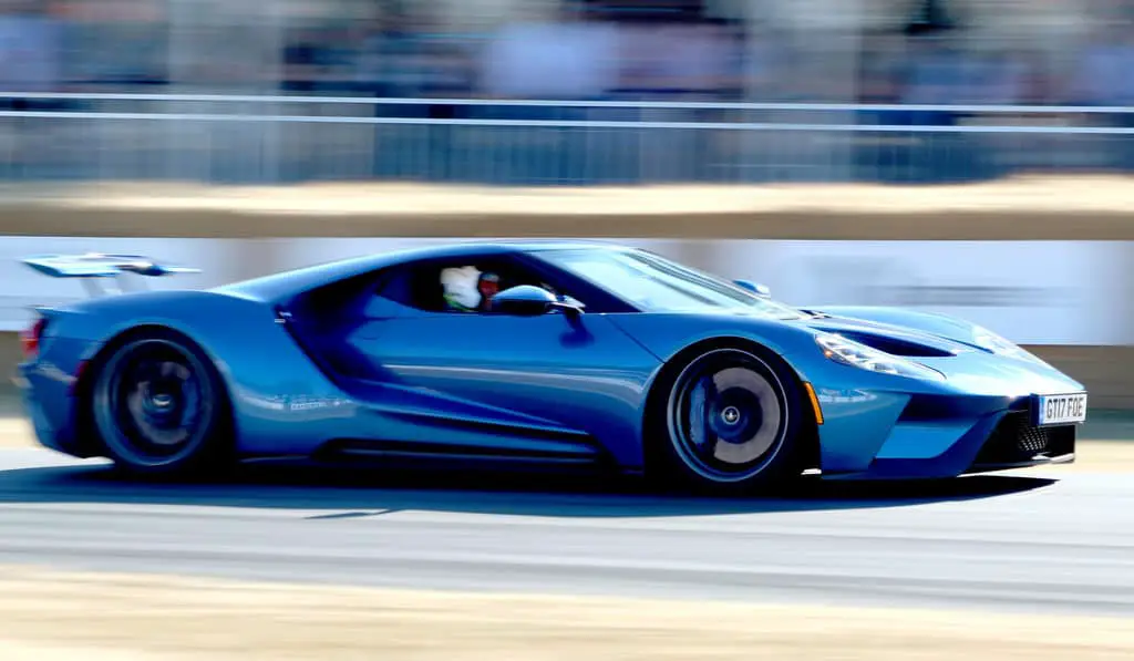 How to blur background of moving objects! Ford GT40 frozen on blurred background.