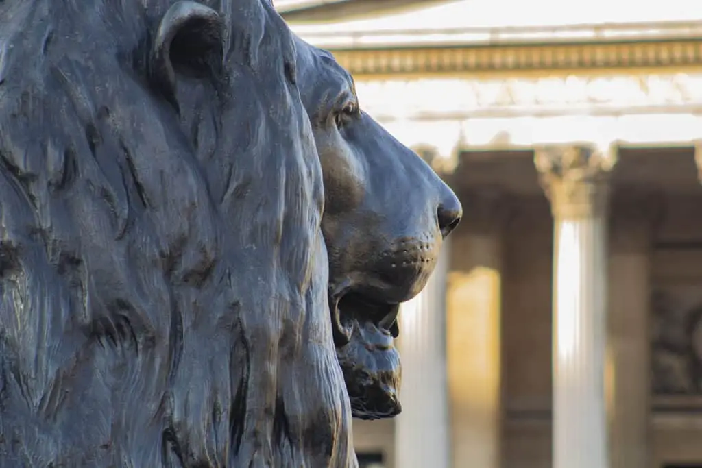 Canon Shooting Modes. Large aperture opening. lion at Trafalgar Square.