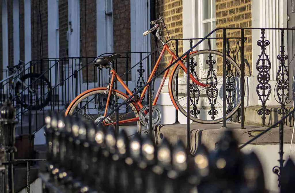 How to Blur Foreground With a DSLR! Cast iron railings and orange bicycle.