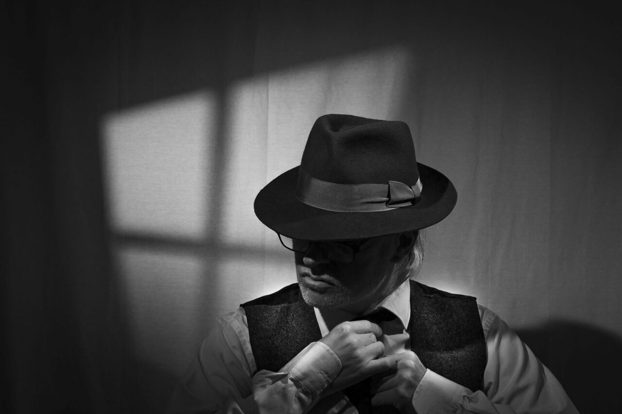 The Complete Guide to Paramount Lighting. Film Noir style with a window Gobo projection.